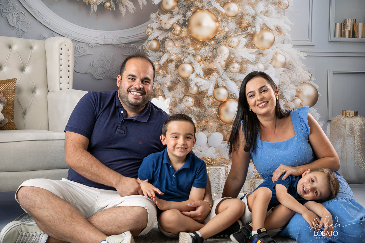 cenario-de-natal-fundo-fotografico-de-natal-retratos-de-natal-arvore-de-natal-tendencias-2023-brinquedos-de-natal-natal-em-familia-ideia-de-cenario-fotografico-de-natal-estudio-fotografico-em-barbacena-ensaio-de-natal-2023-isabela-lobato-fotografia