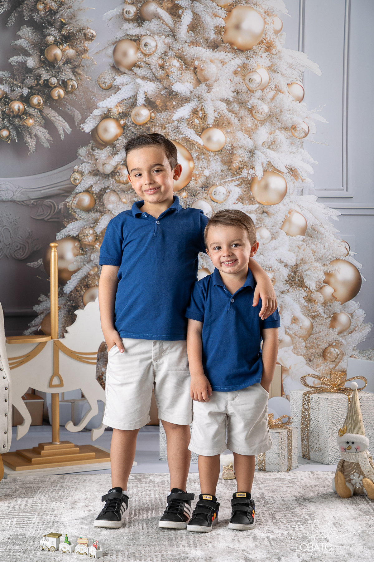 cenario-de-natal-fundo-fotografico-de-natal-retratos-de-natal-arvore-de-natal-tendencias-2023-brinquedos-de-natal-natal-em-familia-ideia-de-cenario-fotografico-de-natal-estudio-fotografico-em-barbacena-ensaio-de-natal-2023-isabela-lobato-fotografia