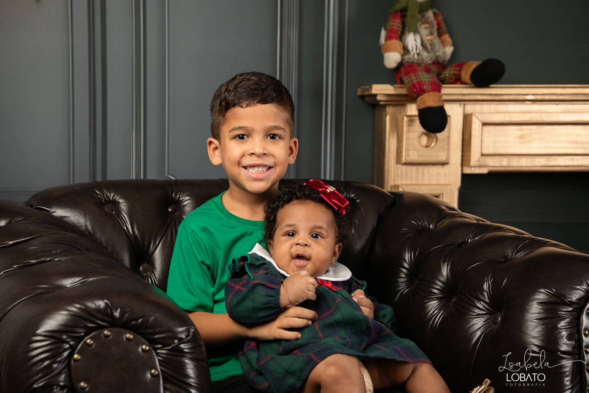 cenario-de-natal-fundo-fotografico-de-natal-retratos-de-natal-arvore-de-natal-tendencias-2023-brinquedos-de-natal-natal-em-familia-ideia-de-cenario-fotografico-de-natal-estudio-fotografico-em-barbacena-ensaio-de-natal-2023-isabela-lobato-fotografia