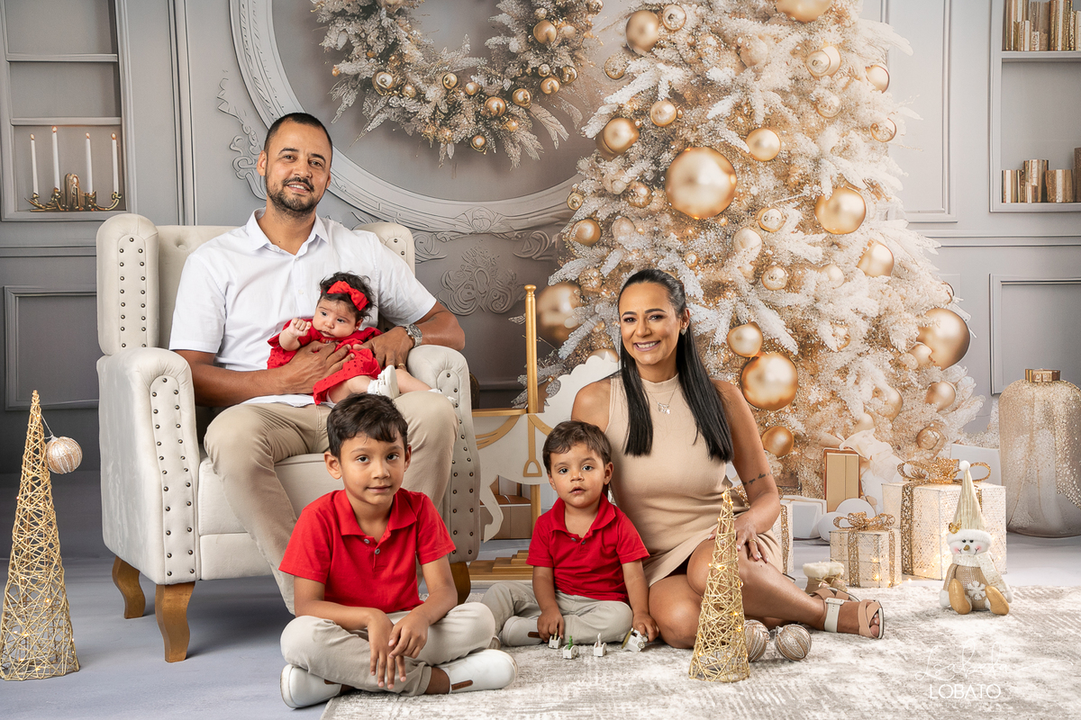 cenario-de-natal-fundo-fotografico-de-natal-retratos-de-natal-arvore-de-natal-tendencias-2023-brinquedos-de-natal-natal-em-familia-ideia-de-cenario-fotografico-de-natal-estudio-fotografico-em-barbacena-ensaio-de-natal-2023-isabela-lobato-fotografia