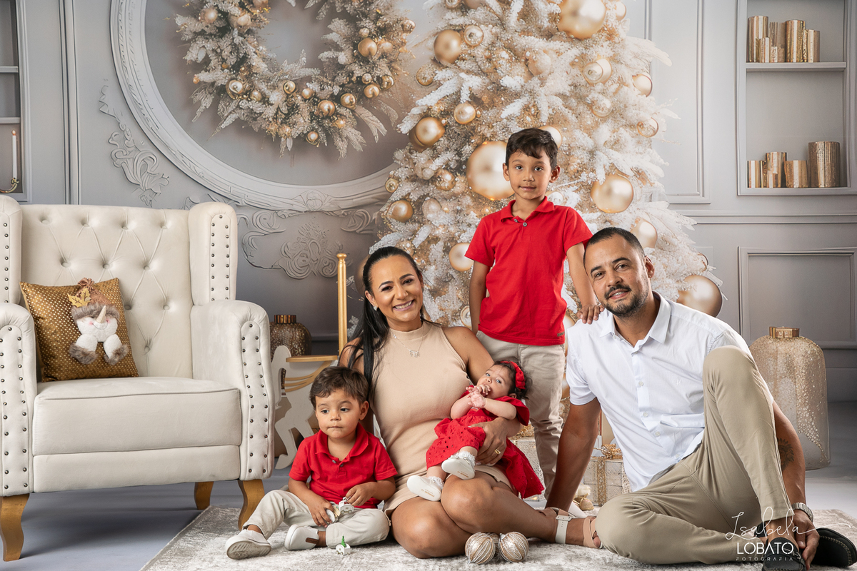 cenario-de-natal-fundo-fotografico-de-natal-retratos-de-natal-arvore-de-natal-tendencias-2023-brinquedos-de-natal-natal-em-familia-ideia-de-cenario-fotografico-de-natal-estudio-fotografico-em-barbacena-ensaio-de-natal-2023-isabela-lobato-fotografia
