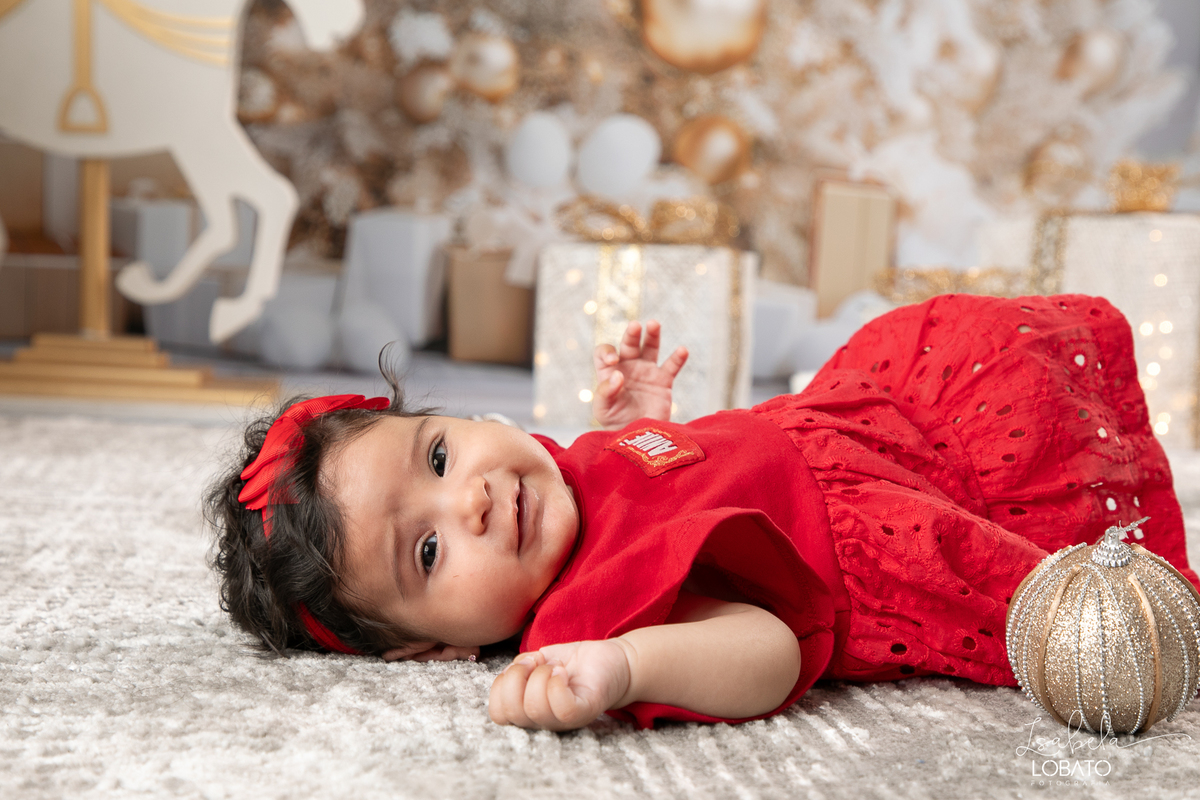 cenario-de-natal-fundo-fotografico-de-natal-retratos-de-natal-arvore-de-natal-tendencias-2023-brinquedos-de-natal-natal-em-familia-ideia-de-cenario-fotografico-de-natal-estudio-fotografico-em-barbacena-ensaio-de-natal-2023-isabela-lobato-fotografia