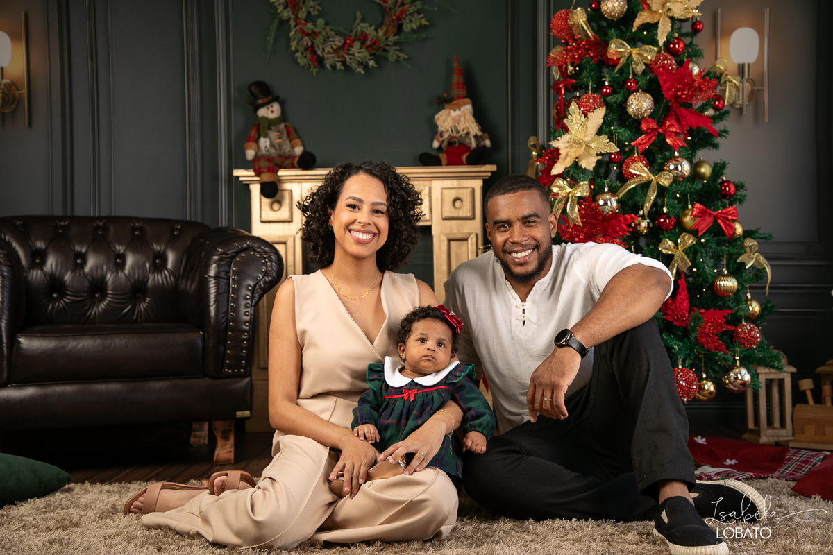 cenario-de-natal-fundo-fotografico-de-natal-retratos-de-natal-arvore-de-natal-tendencias-2023-brinquedos-de-natal-natal-em-familia-ideia-de-cenario-fotografico-de-natal-estudio-fotografico-em-barbacena-ensaio-de-natal-2023-isabela-lobato-fotografia