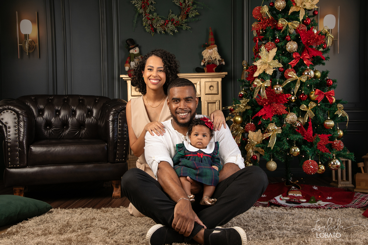 cenario-de-natal-fundo-fotografico-de-natal-retratos-de-natal-arvore-de-natal-tendencias-2023-brinquedos-de-natal-natal-em-familia-ideia-de-cenario-fotografico-de-natal-estudio-fotografico-em-barbacena-ensaio-de-natal-2023-isabela-lobato-fotografia