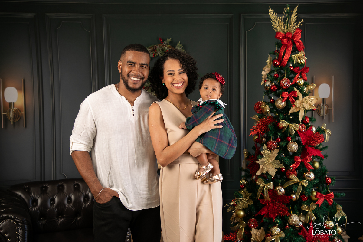 cenario-de-natal-fundo-fotografico-de-natal-retratos-de-natal-arvore-de-natal-tendencias-2023-brinquedos-de-natal-natal-em-familia-ideia-de-cenario-fotografico-de-natal-estudio-fotografico-em-barbacena-ensaio-de-natal-2023-isabela-lobato-fotografia