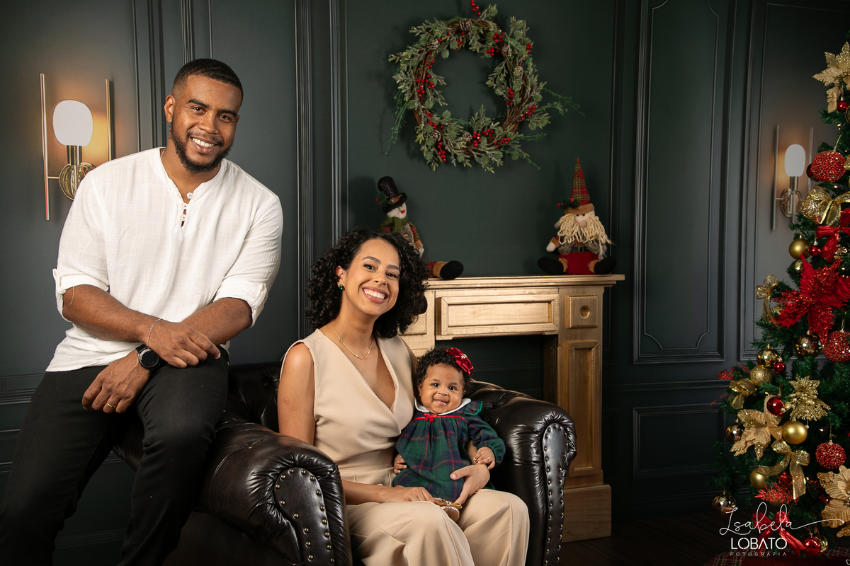 cenario-de-natal-fundo-fotografico-de-natal-retratos-de-natal-arvore-de-natal-tendencias-2023-brinquedos-de-natal-natal-em-familia-ideia-de-cenario-fotografico-de-natal-estudio-fotografico-em-barbacena-ensaio-de-natal-2023-isabela-lobato-fotografia