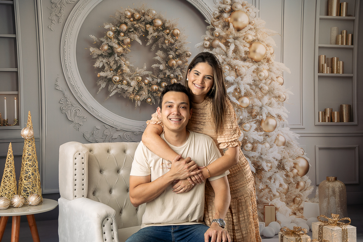 cenario-de-natal-fundo-fotografico-de-natal-retratos-de-natal-arvore-de-natal-tendencias-2023-brinquedos-de-natal-natal-em-familia-ideia-de-cenario-fotografico-de-natal-estudio-fotografico-em-barbacena-ensaio-de-natal-2023-isabela-lobato-fotografia