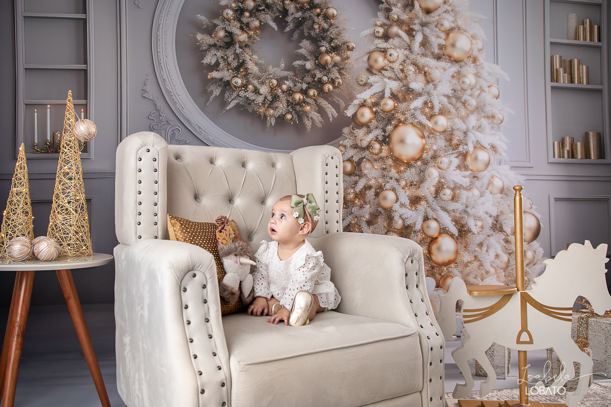 cenario-de-natal-fundo-fotografico-de-natal-retratos-de-natal-arvore-de-natal-tendencias-2023-brinquedos-de-natal-natal-em-familia-ideia-de-cenario-fotografico-de-natal-estudio-fotografico-em-barbacena-ensaio-de-natal-2023-isabela-lobato-fotografia