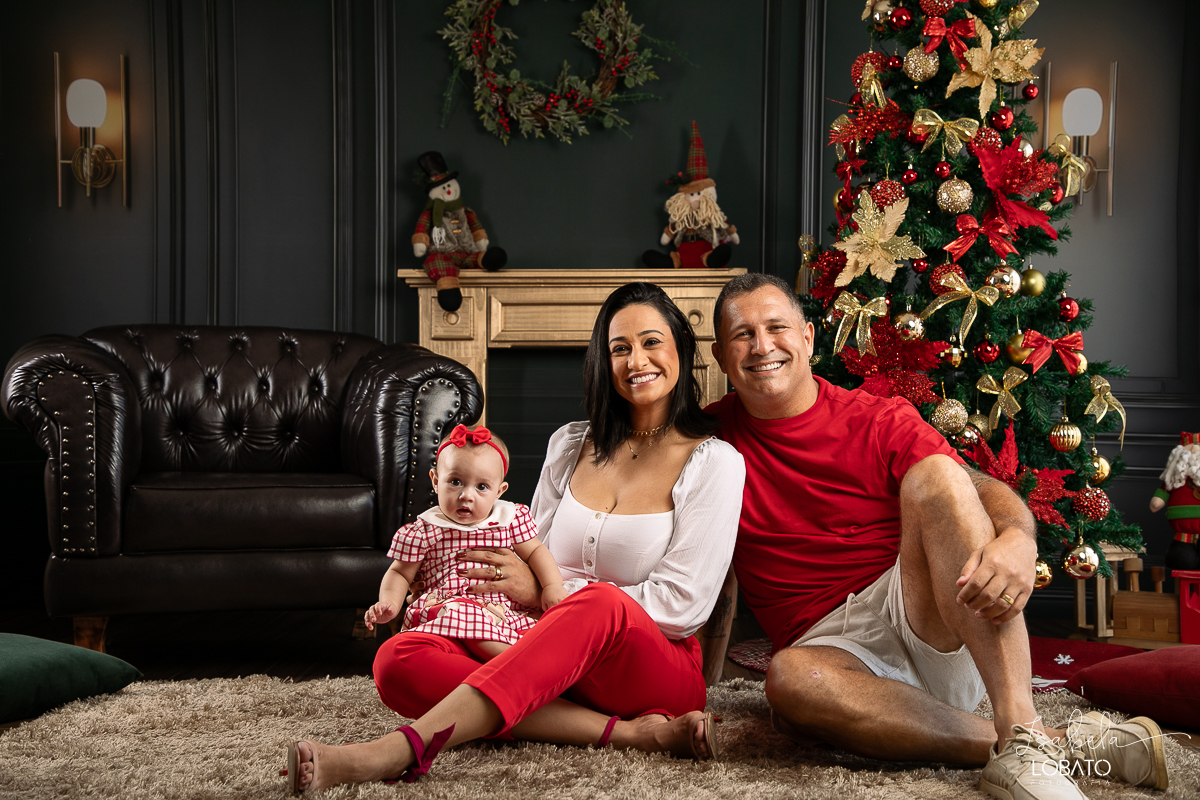 cenario-de-natal-fundo-fotografico-de-natal-retratos-de-natal-arvore-de-natal-tendencias-2023-brinquedos-de-natal-natal-em-familia-ideia-de-cenario-fotografico-de-natal-estudio-fotografico-em-barbacena-ensaio-de-natal-2023-isabela-lobato-fotografia
