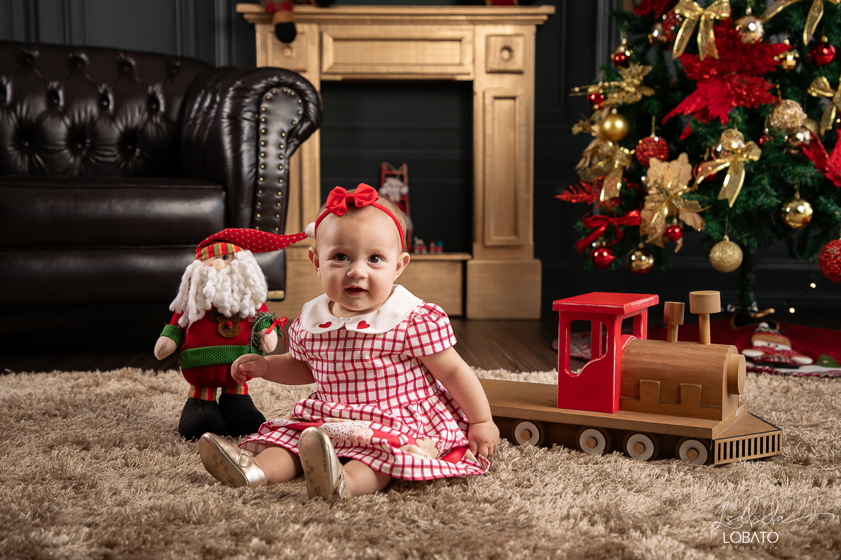 cenario-de-natal-fundo-fotografico-de-natal-retratos-de-natal-arvore-de-natal-tendencias-2023-brinquedos-de-natal-natal-em-familia-ideia-de-cenario-fotografico-de-natal-estudio-fotografico-em-barbacena-ensaio-de-natal-2023-isabela-lobato-fotografia