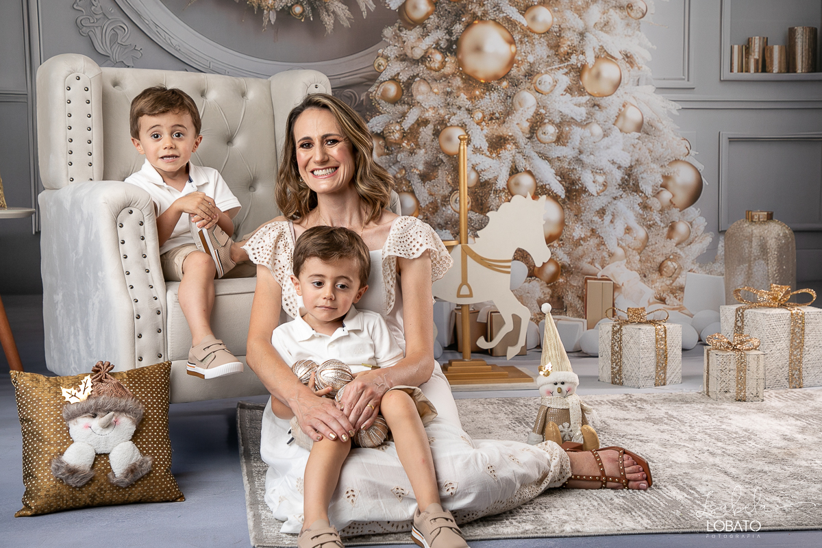 cenario-de-natal-fundo-fotografico-de-natal-retratos-de-natal-arvore-de-natal-tendencias-2023-brinquedos-de-natal-natal-em-familia-ideia-de-cenario-fotografico-de-natal-estudio-fotografico-em-barbacena-ensaio-de-natal-2023-isabela-lobato-fotografia