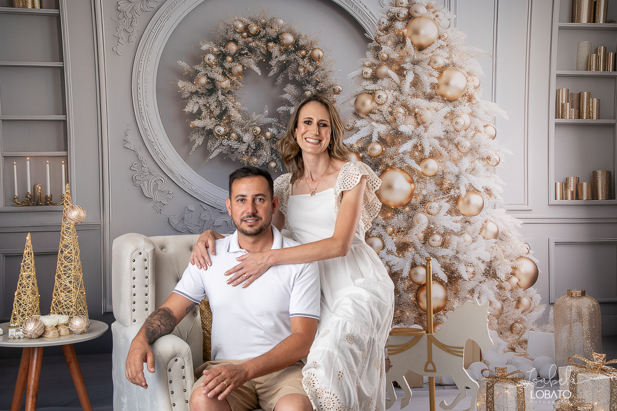 cenario-de-natal-fundo-fotografico-de-natal-retratos-de-natal-arvore-de-natal-tendencias-2023-brinquedos-de-natal-natal-em-familia-ideia-de-cenario-fotografico-de-natal-estudio-fotografico-em-barbacena-ensaio-de-natal-2023-isabela-lobato-fotografiacenario