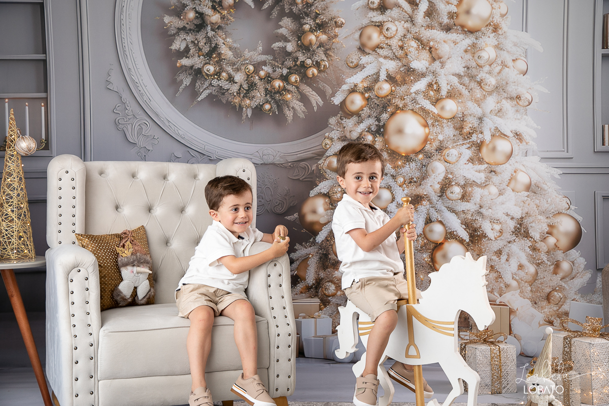 cenario-de-natal-fundo-fotografico-de-natal-retratos-de-natal-arvore-de-natal-tendencias-2023-brinquedos-de-natal-natal-em-familia-ideia-de-cenario-fotografico-de-natal-estudio-fotografico-em-barbacena-ensaio-de-natal-2023-isabela-lobato-fotografia