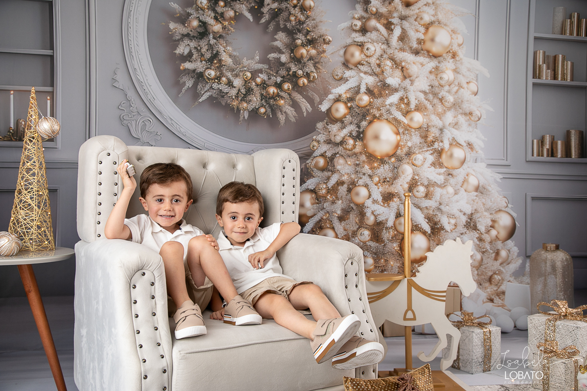 cenario-de-natal-fundo-fotografico-de-natal-retratos-de-natal-arvore-de-natal-tendencias-2023-brinquedos-de-natal-natal-em-familia-ideia-de-cenario-fotografico-de-natal-estudio-fotografico-em-barbacena-ensaio-de-natal-2023-isabela-lobato-fotografia