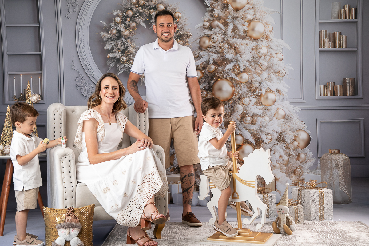 cenario-de-natal-fundo-fotografico-de-natal-retratos-de-natal-arvore-de-natal-tendencias-2023-brinquedos-de-natal-natal-em-familia-ideia-de-cenario-fotografico-de-natal-estudio-fotografico-em-barbacena-ensaio-de-natal-2023-isabela-lobato-fotografia