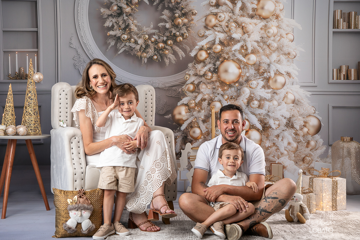 cenario-de-natal-fundo-fotografico-de-natal-retratos-de-natal-arvore-de-natal-tendencias-2023-brinquedos-de-natal-natal-em-familia-ideia-de-cenario-fotografico-de-natal-estudio-fotografico-em-barbacena-ensaio-de-natal-2023-isabela-lobato-fotografia