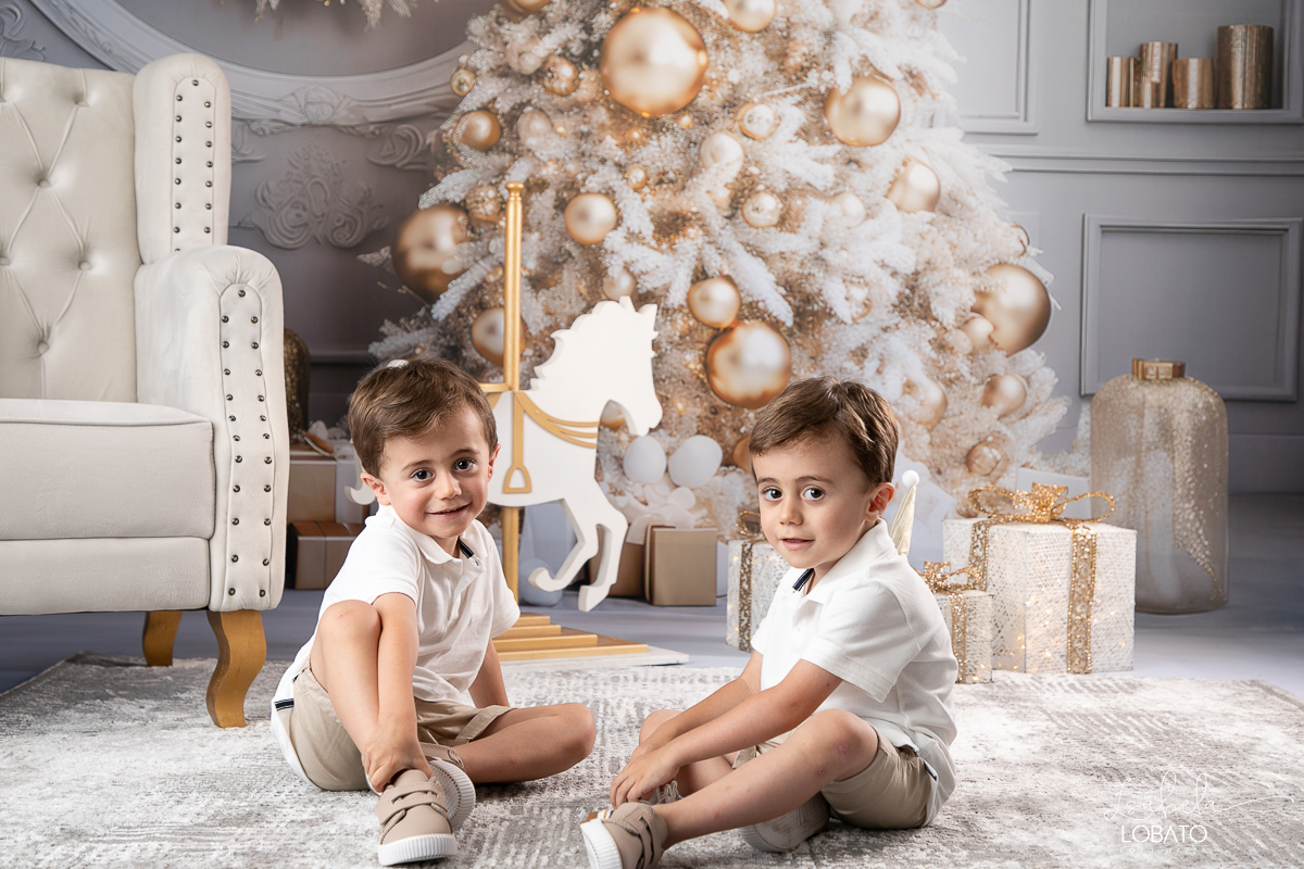 cenario-de-natal-fundo-fotografico-de-natal-retratos-de-natal-arvore-de-natal-tendencias-2023-brinquedos-de-natal-natal-em-familia-ideia-de-cenario-fotografico-de-natal-estudio-fotografico-em-barbacena-ensaio-de-natal-2023-isabela-lobato-fotografia