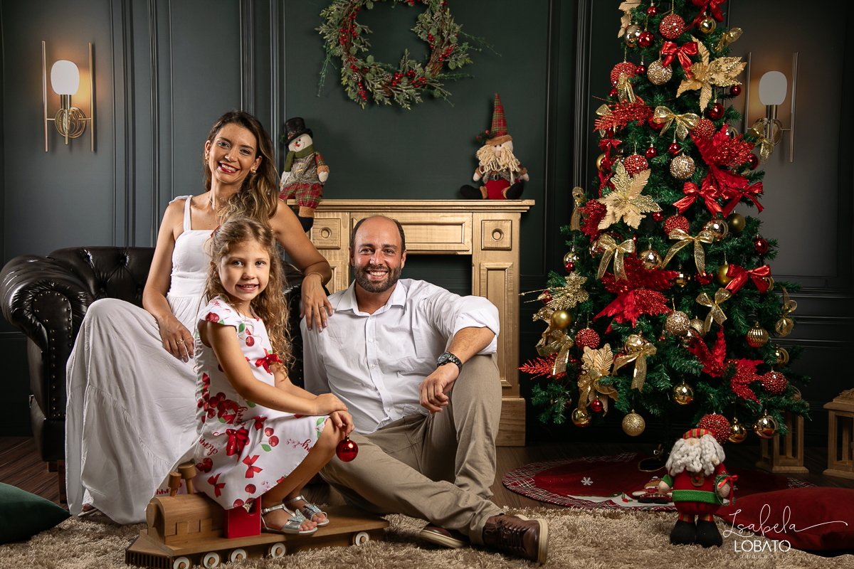 cenario-de-natal-fundo-fotografico-de-natal-retratos-de-natal-arvore-de-natal-tendencias-2023-brinquedos-de-natal-natal-em-familia-ideia-de-cenario-fotografico-de-natal-estudio-fotografico-em-barbacena-ensaio-de-natal-2023-isabela-lobato-fotografia
