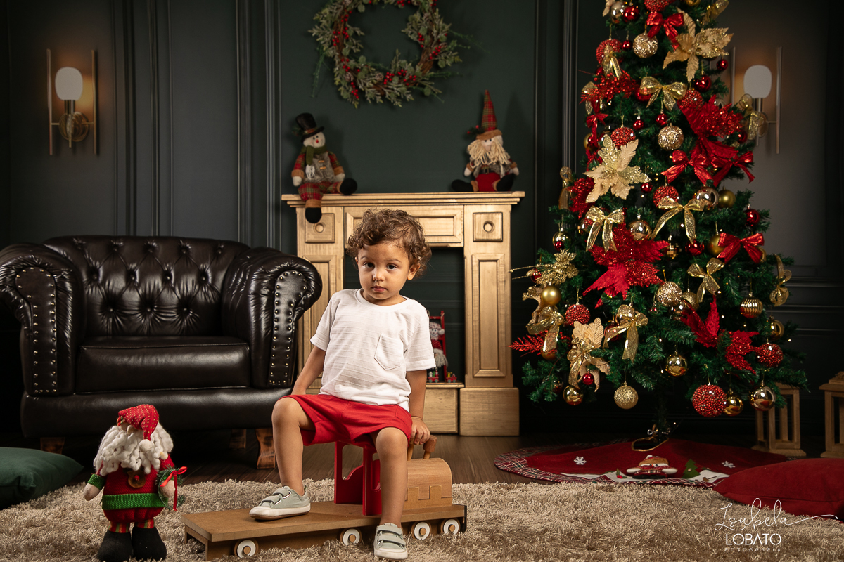 cenario-de-natal-fundo-fotografico-de-natal-retratos-de-natal-arvore-de-natal-tendencias-2023-brinquedos-de-natal-natal-em-familia-ideia-de-cenario-fotografico-de-natal-estudio-fotografico-em-barbacena-ensaio-de-natal-2023-isabela-lobato-fotografia