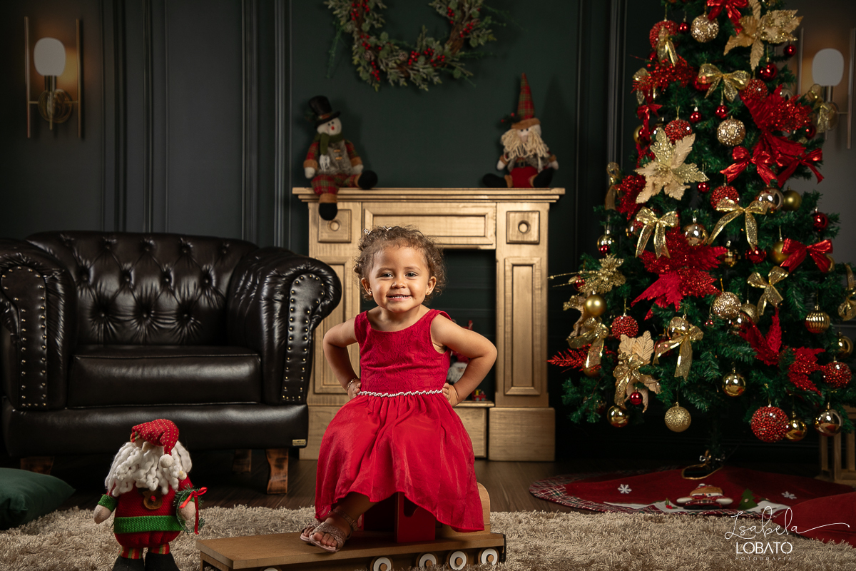 cenario-de-natal-fundo-fotografico-de-natal-retratos-de-natal-arvore-de-natal-tendencias-2023-brinquedos-de-natal-natal-em-familia-ideia-de-cenario-fotografico-de-natal-estudio-fotografico-em-barbacena-ensaio-de-natal-2023-isabela-lobato-fotografia