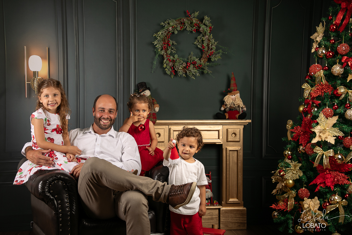 cenario-de-natal-fundo-fotografico-de-natal-retratos-de-natal-arvore-de-natal-tendencias-2023-brinquedos-de-natal-natal-em-familia-ideia-de-cenario-fotografico-de-natal-estudio-fotografico-em-barbacena-ensaio-de-natal-2023-isabela-lobato-fotografia