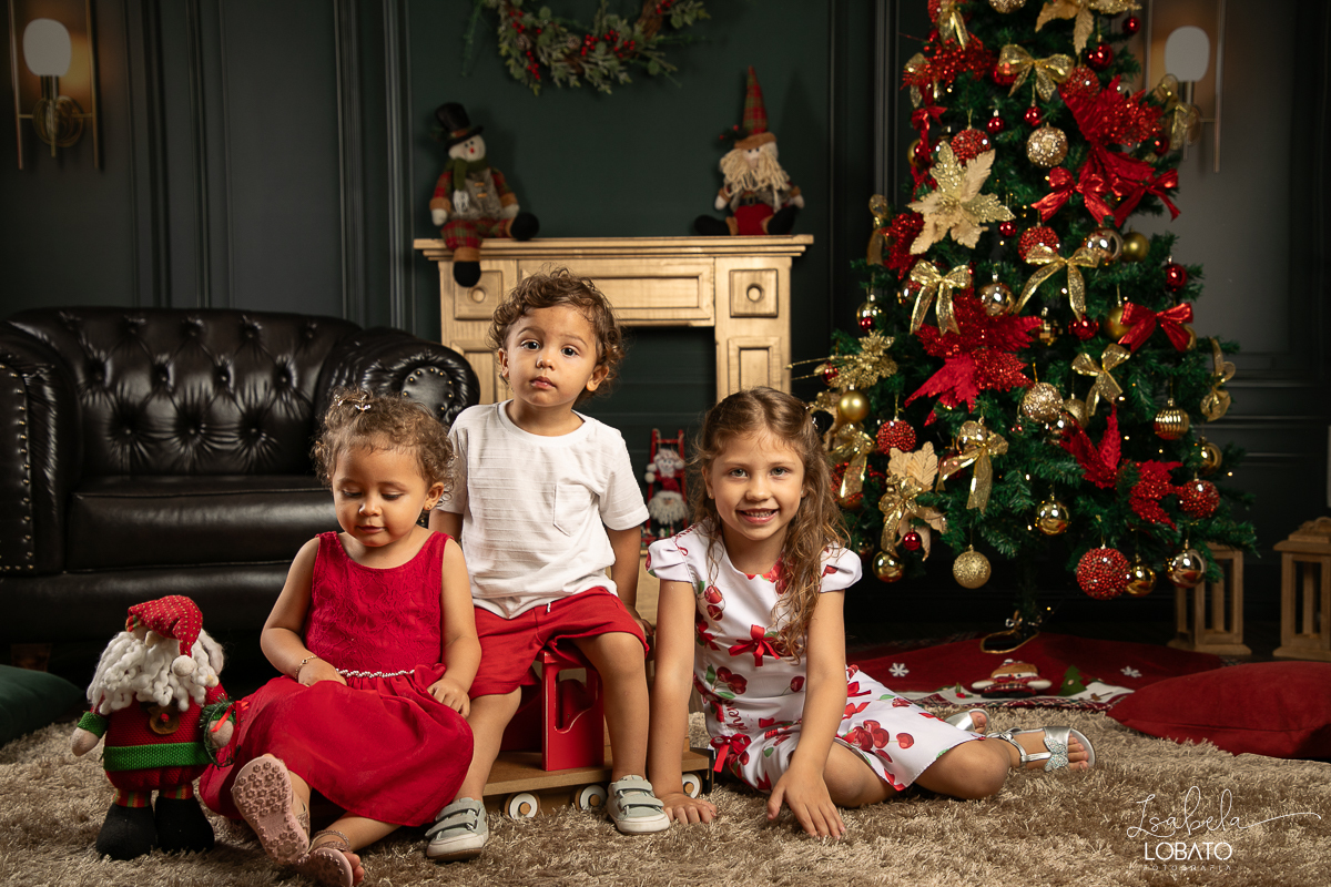 cenario-de-natal-fundo-fotografico-de-natal-retratos-de-natal-arvore-de-natal-tendencias-2023-brinquedos-de-natal-natal-em-familia-ideia-de-cenario-fotografico-de-natal-estudio-fotografico-em-barbacena-ensaio-de-natal-2023-isabela-lobato-fotografia