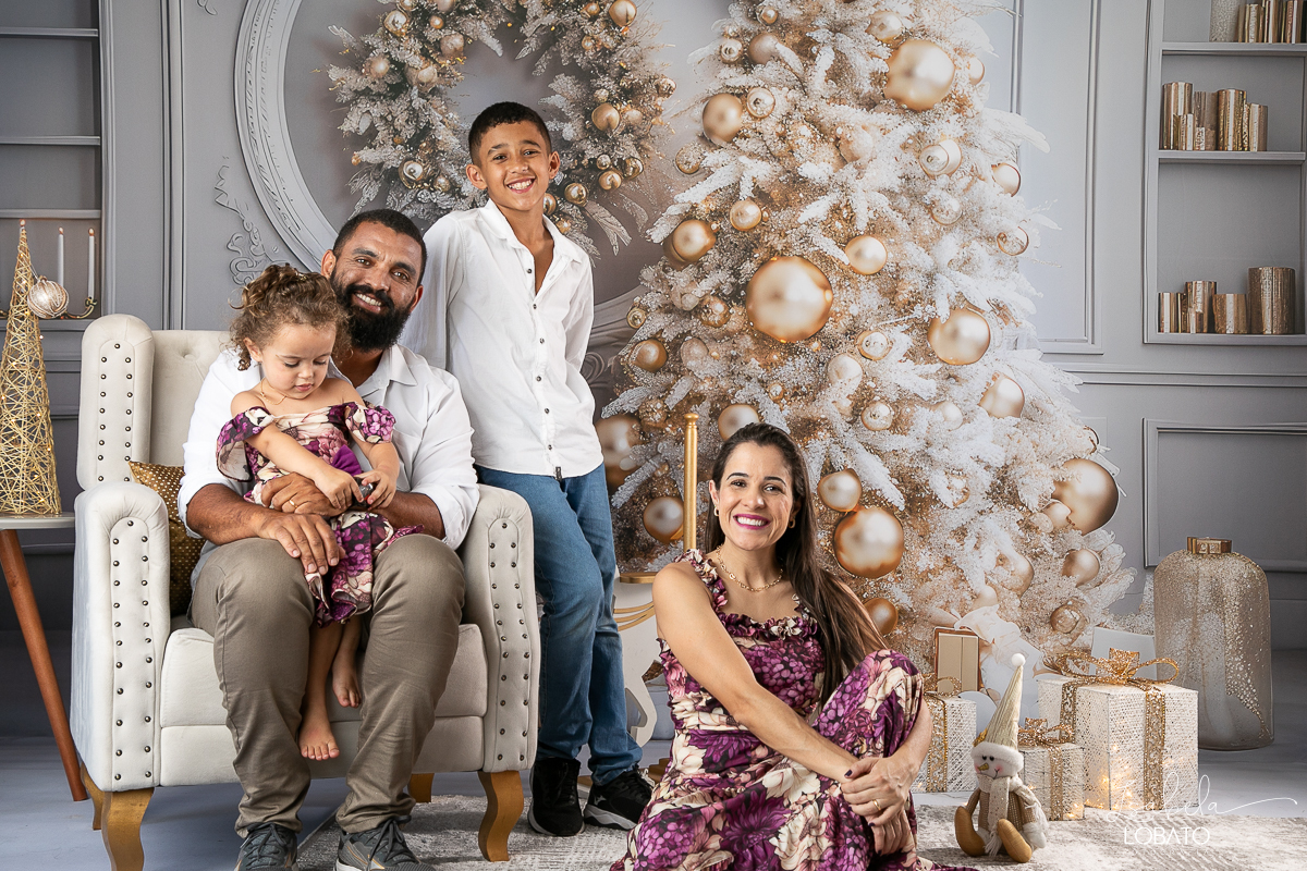 cenario-de-natal-fundo-fotografico-de-natal-retratos-de-natal-arvore-de-natal-tendencias-2023-brinquedos-de-natal-natal-em-familia-ideia-de-cenario-fotografico-de-natal-estudio-fotografico-em-barbacena-ensaio-de-natal-2023-isabela-lobato-fotografia