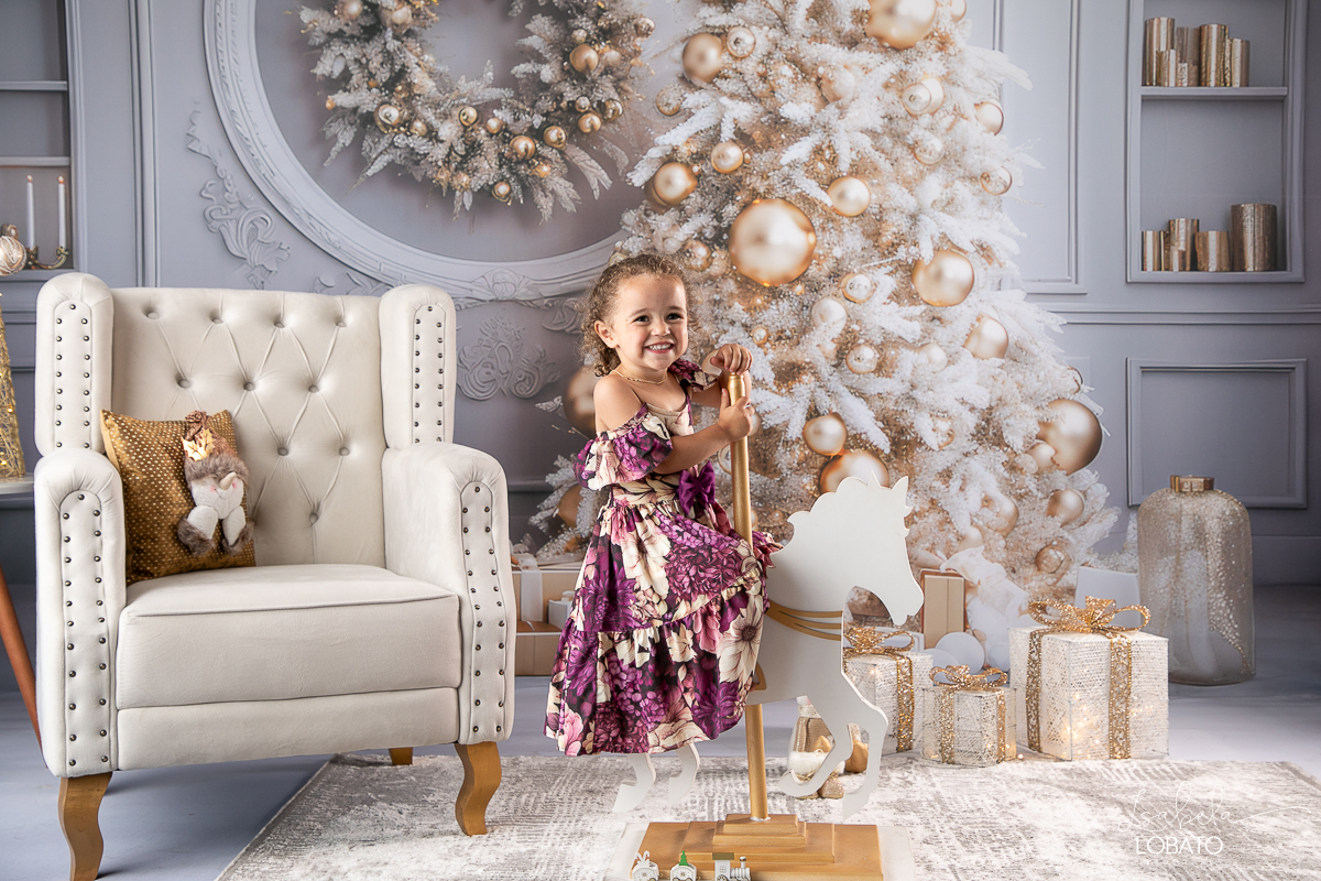 cenario-de-natal-fundo-fotografico-de-natal-retratos-de-natal-arvore-de-natal-tendencias-2023-brinquedos-de-natal-natal-em-familia-ideia-de-cenario-fotografico-de-natal-estudio-fotografico-em-barbacena-ensaio-de-natal-2023-isabela-lobato-fotografia