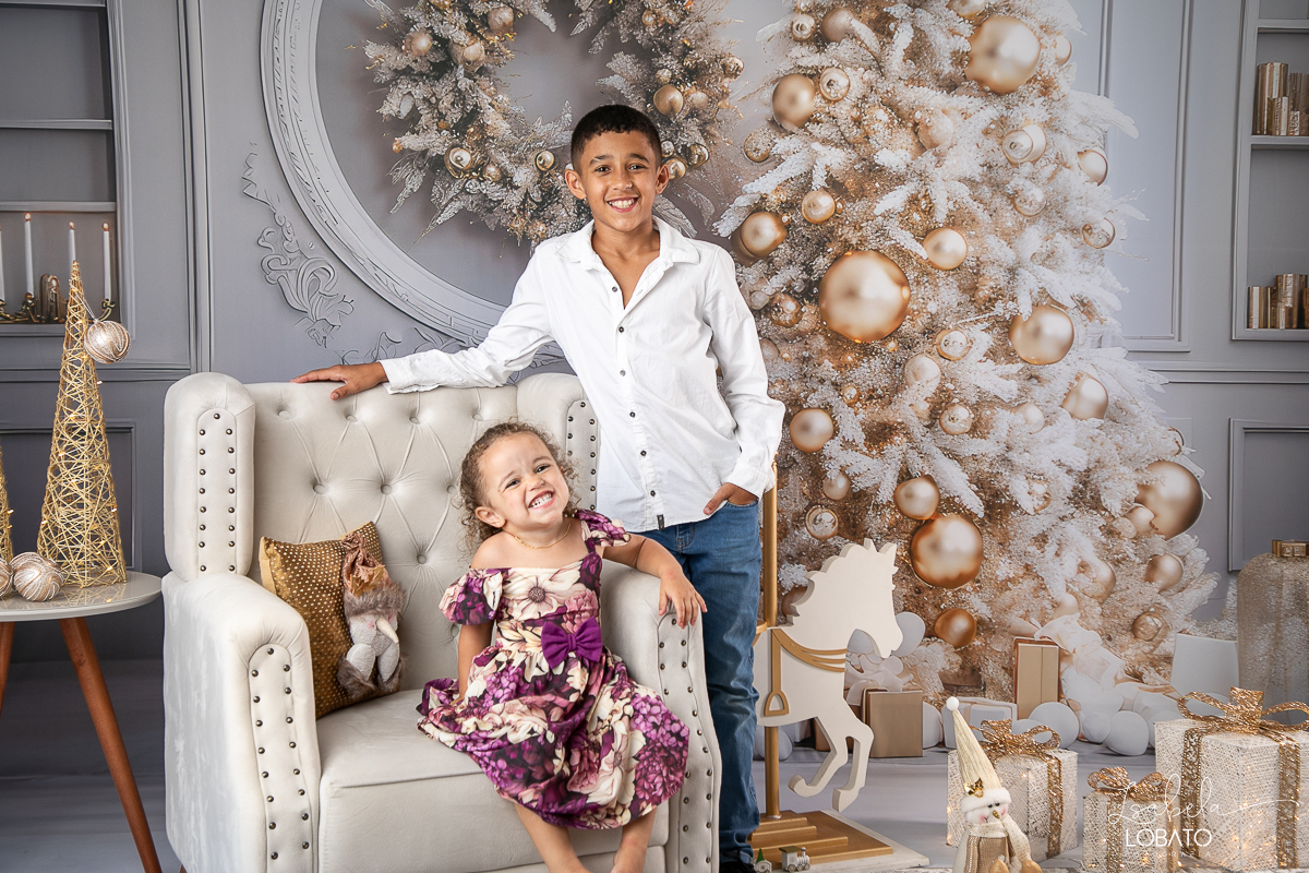 cenario-de-natal-fundo-fotografico-de-natal-retratos-de-natal-arvore-de-natal-tendencias-2023-brinquedos-de-natal-natal-em-familia-ideia-de-cenario-fotografico-de-natal-estudio-fotografico-em-barbacena-ensaio-de-natal-2023-isabela-lobato-fotografia