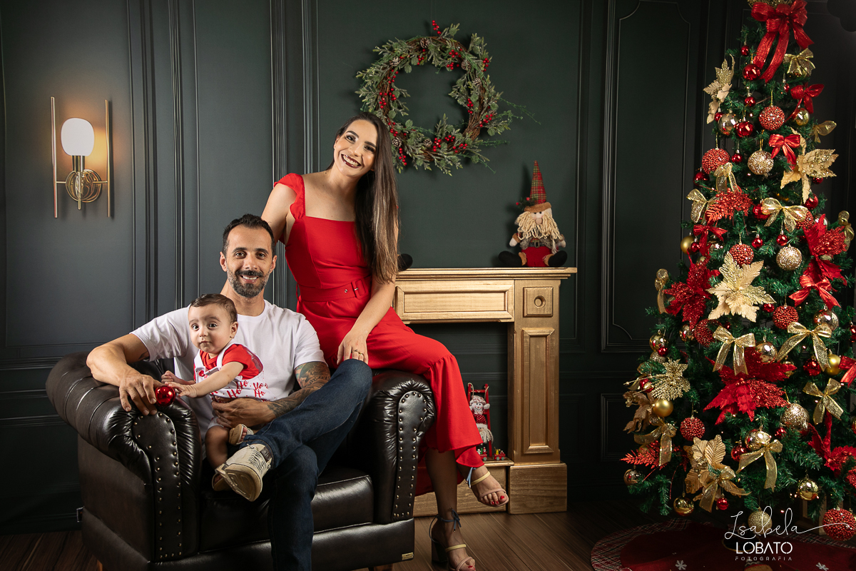 cenario-de-natal-fundo-fotografico-de-natal-retratos-de-natal-arvore-de-natal-tendencias-2023-brinquedos-de-natal-natal-em-familia-ideia-de-cenario-fotografico-de-natal-estudio-fotografico-em-barbacena-ensaio-de-natal-2023-isabela-lobato-fotografia