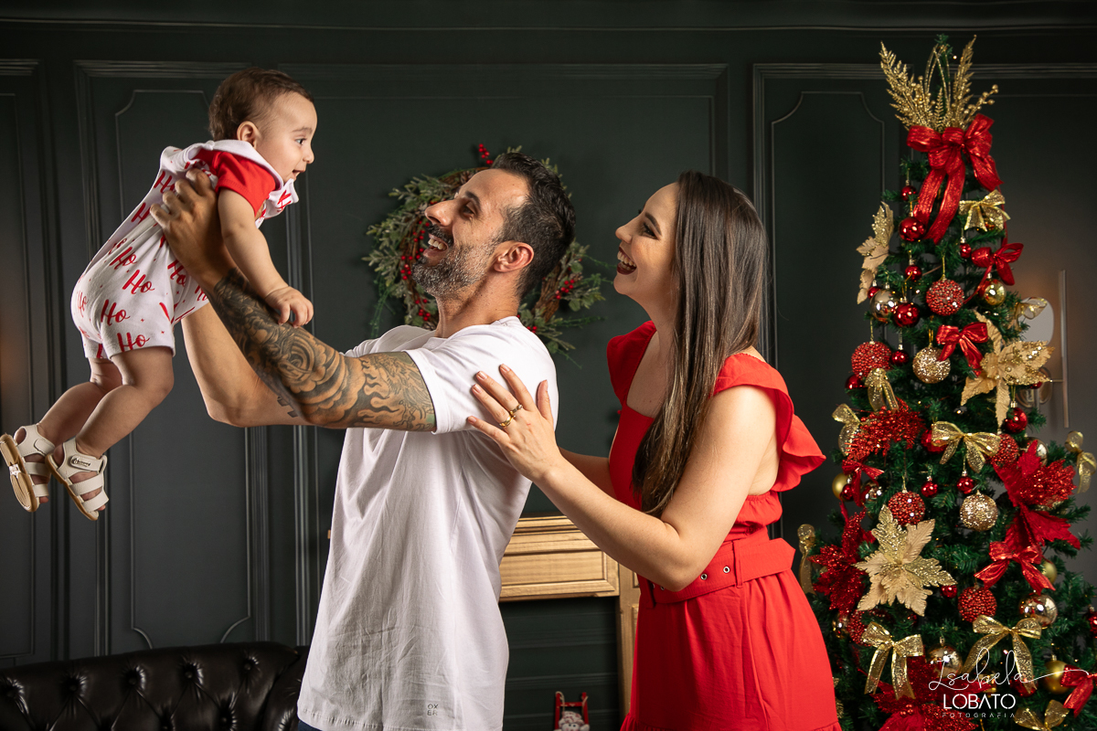 cenario-de-natal-fundo-fotografico-de-natal-retratos-de-natal-arvore-de-natal-tendencias-2023-brinquedos-de-natal-natal-em-familia-ideia-de-cenario-fotografico-de-natal-estudio-fotografico-em-barbacena-ensaio-de-natal-2023-isabela-lobato-fotografia