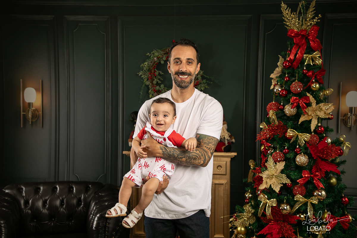 cenario-de-natal-fundo-fotografico-de-natal-retratos-de-natal-arvore-de-natal-tendencias-2023-brinquedos-de-natal-natal-em-familia-ideia-de-cenario-fotografico-de-natal-estudio-fotografico-em-barbacena-ensaio-de-natal-2023-isabela-lobato-fotografia