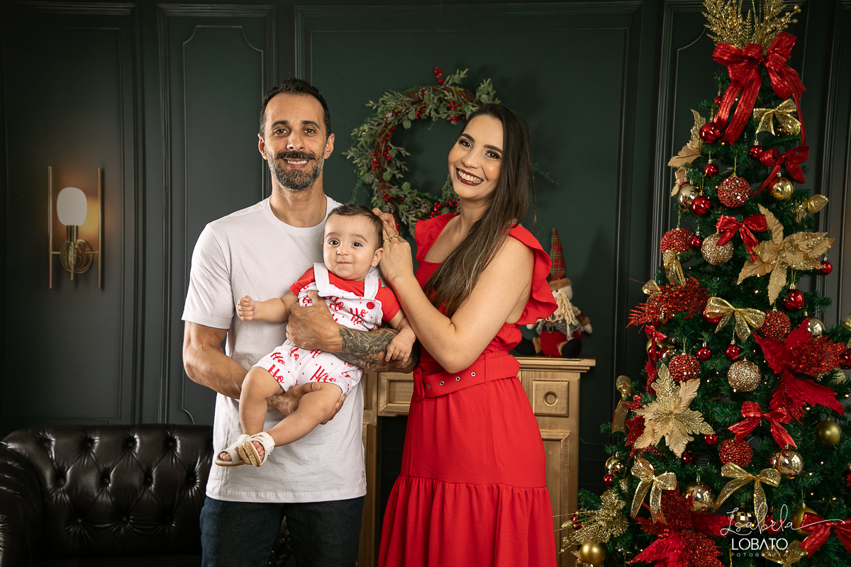 cenario-de-natal-fundo-fotografico-de-natal-retratos-de-natal-arvore-de-natal-tendencias-2023-brinquedos-de-natal-natal-em-familia-ideia-de-cenario-fotografico-de-natal-estudio-fotografico-em-barbacena-ensaio-de-natal-2023-isabela-lobato-fotografia