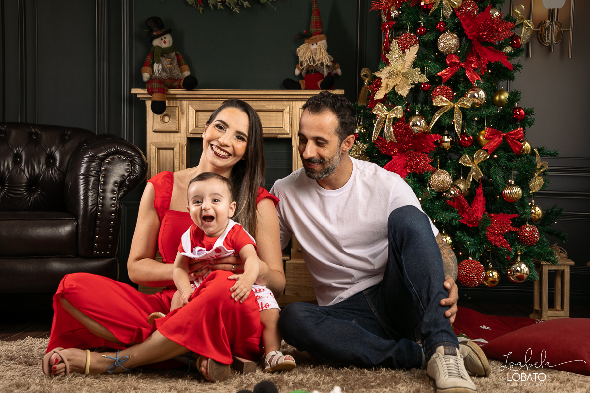 cenario-de-natal-fundo-fotografico-de-natal-retratos-de-natal-arvore-de-natal-tendencias-2023-brinquedos-de-natal-natal-em-familia-ideia-de-cenario-fotografico-de-natal-estudio-fotografico-em-barbacena-ensaio-de-natal-2023-isabela-lobato-fotografia