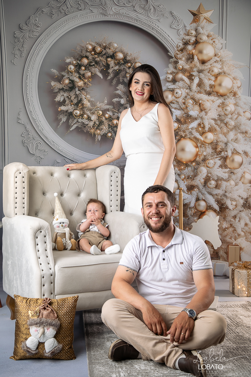 cenario-de-natal-fundo-fotografico-de-natal-retratos-de-natal-arvore-de-natal-tendencias-2023-brinquedos-de-natal-natal-em-familia-ideia-de-cenario-fotografico-de-natal-estudio-fotografico-em-barbacena-ensaio-de-natal-2023-isabela-lobato-fotografia