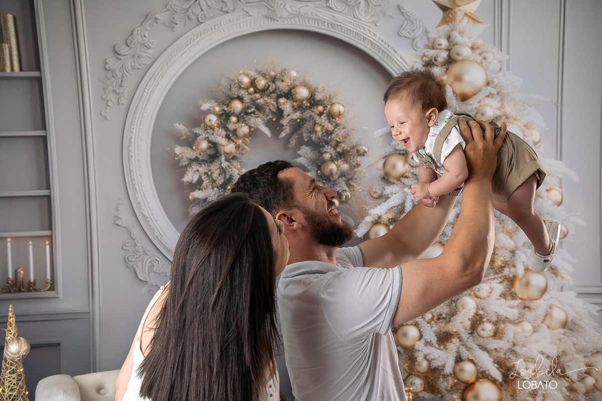 cenario-de-natal-fundo-fotografico-de-natal-retratos-de-natal-arvore-de-natal-tendencias-2023-brinquedos-de-natal-natal-em-familia-ideia-de-cenario-fotografico-de-natal-estudio-fotografico-em-barbacena-ensaio-de-natal-2023-isabela-lobato-fotografia