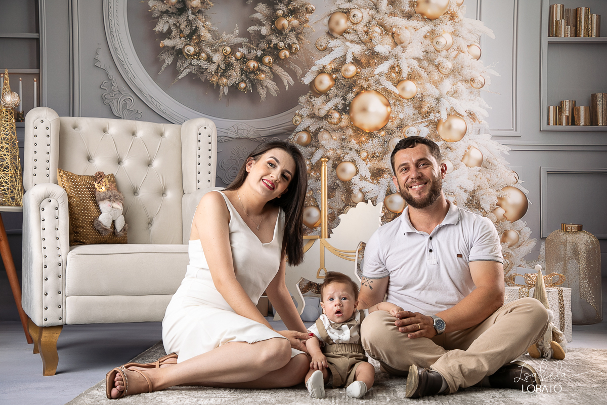 cenario-de-natal-fundo-fotografico-de-natal-retratos-de-natal-arvore-de-natal-tendencias-2023-brinquedos-de-natal-natal-em-familia-ideia-de-cenario-fotografico-de-natal-estudio-fotografico-em-barbacena-ensaio-de-natal-2023-isabela-lobato-fotografia