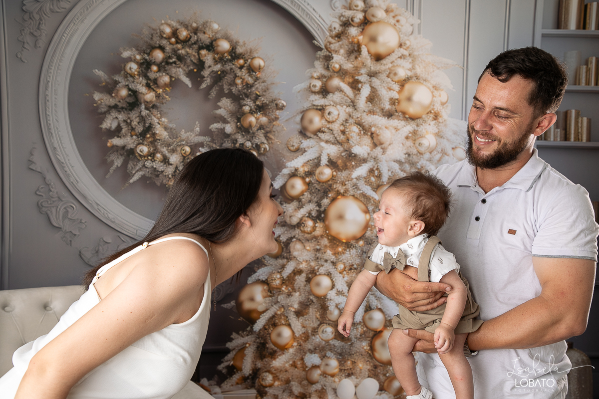 cenario-de-natal-fundo-fotografico-de-natal-retratos-de-natal-arvore-de-natal-tendencias-2023-brinquedos-de-natal-natal-em-familia-ideia-de-cenario-fotografico-de-natal-estudio-fotografico-em-barbacena-ensaio-de-natal-2023-isabela-lobato-fotografia