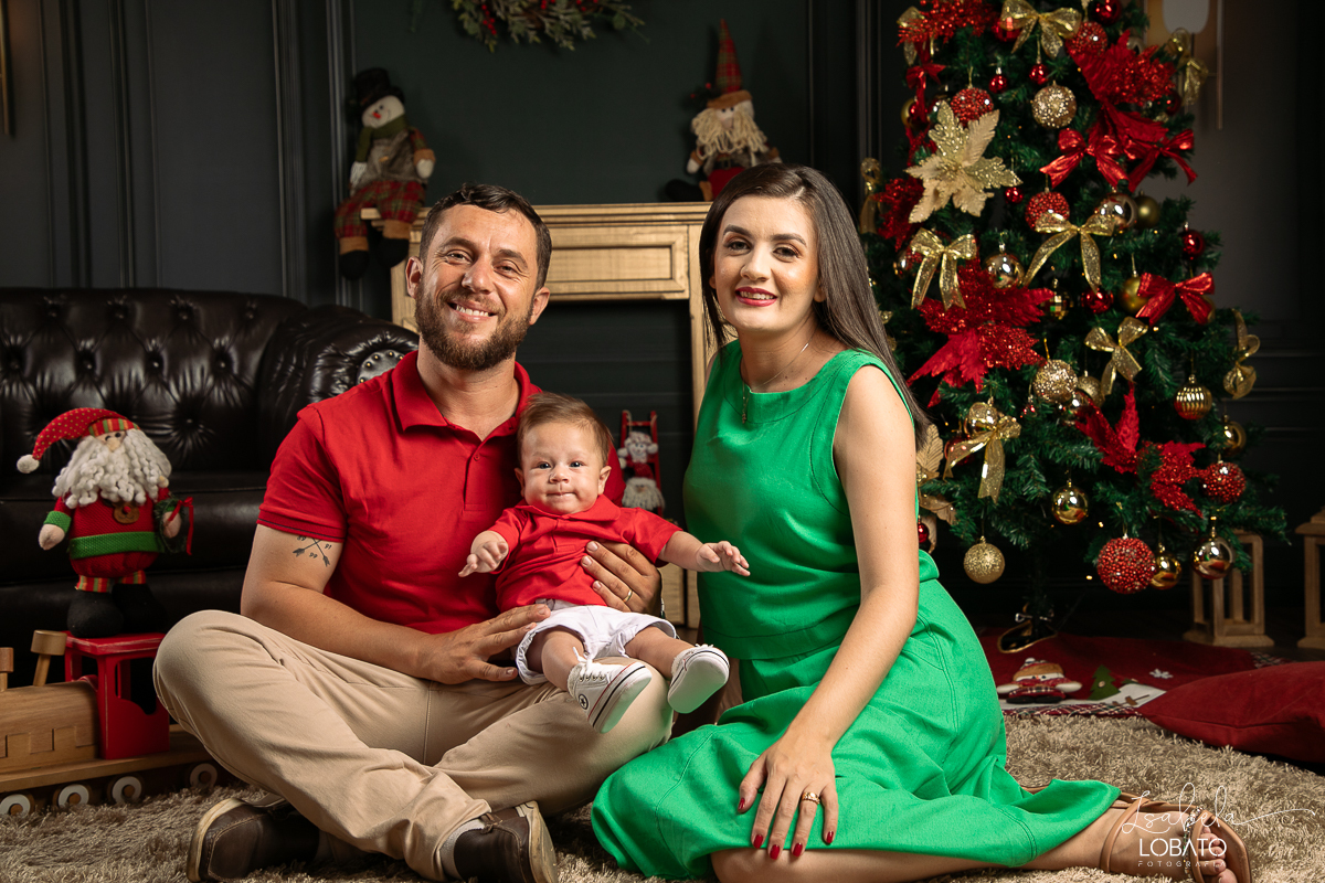 cenario-de-natal-fundo-fotografico-de-natal-retratos-de-natal-arvore-de-natal-tendencias-2023-brinquedos-de-natal-natal-em-familia-ideia-de-cenario-fotografico-de-natal-estudio-fotografico-em-barbacena-ensaio-de-natal-2023-isabela-lobato-fotografia