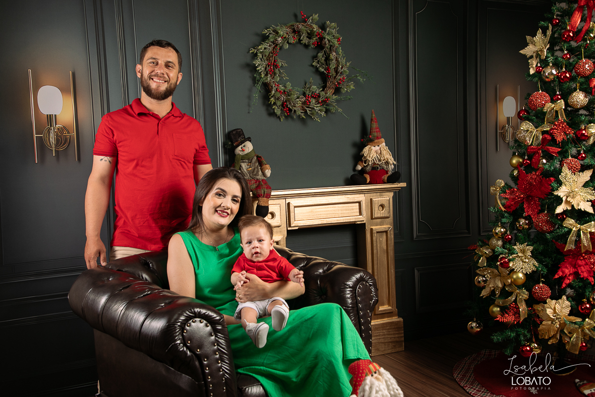 cenario-de-natal-fundo-fotografico-de-natal-retratos-de-natal-arvore-de-natal-tendencias-2023-brinquedos-de-natal-natal-em-familia-ideia-de-cenario-fotografico-de-natal-estudio-fotografico-em-barbacena-ensaio-de-natal-2023-isabela-lobato-fotografia