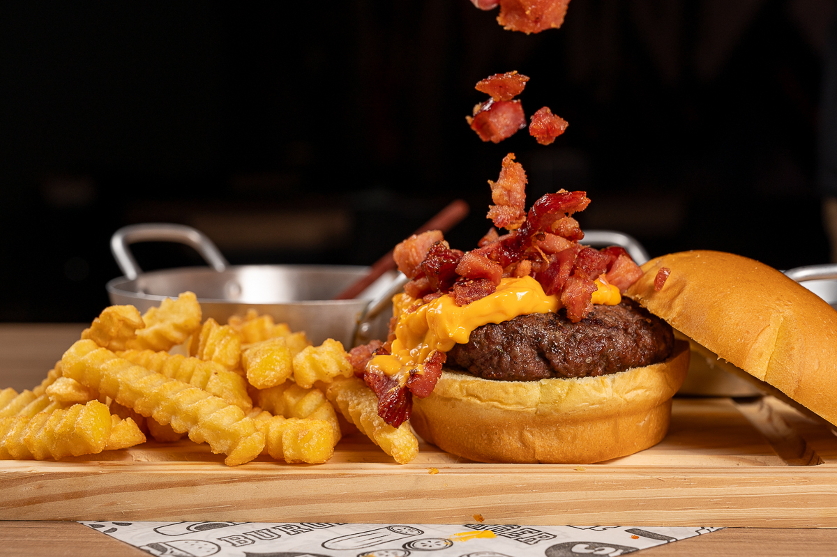 fotografa-de-alimentos-minas-gerais-melhor-fotografa-de-alimentos-food-style-mkt-restaurante-marketing-para-restaurante-foto-de-hamburgues-fotos-incriveis-de-hamburguer-artesanal-fotografo-em-barbacena-mg-estudio-de-fotografia-burguenil-isabela-lobato