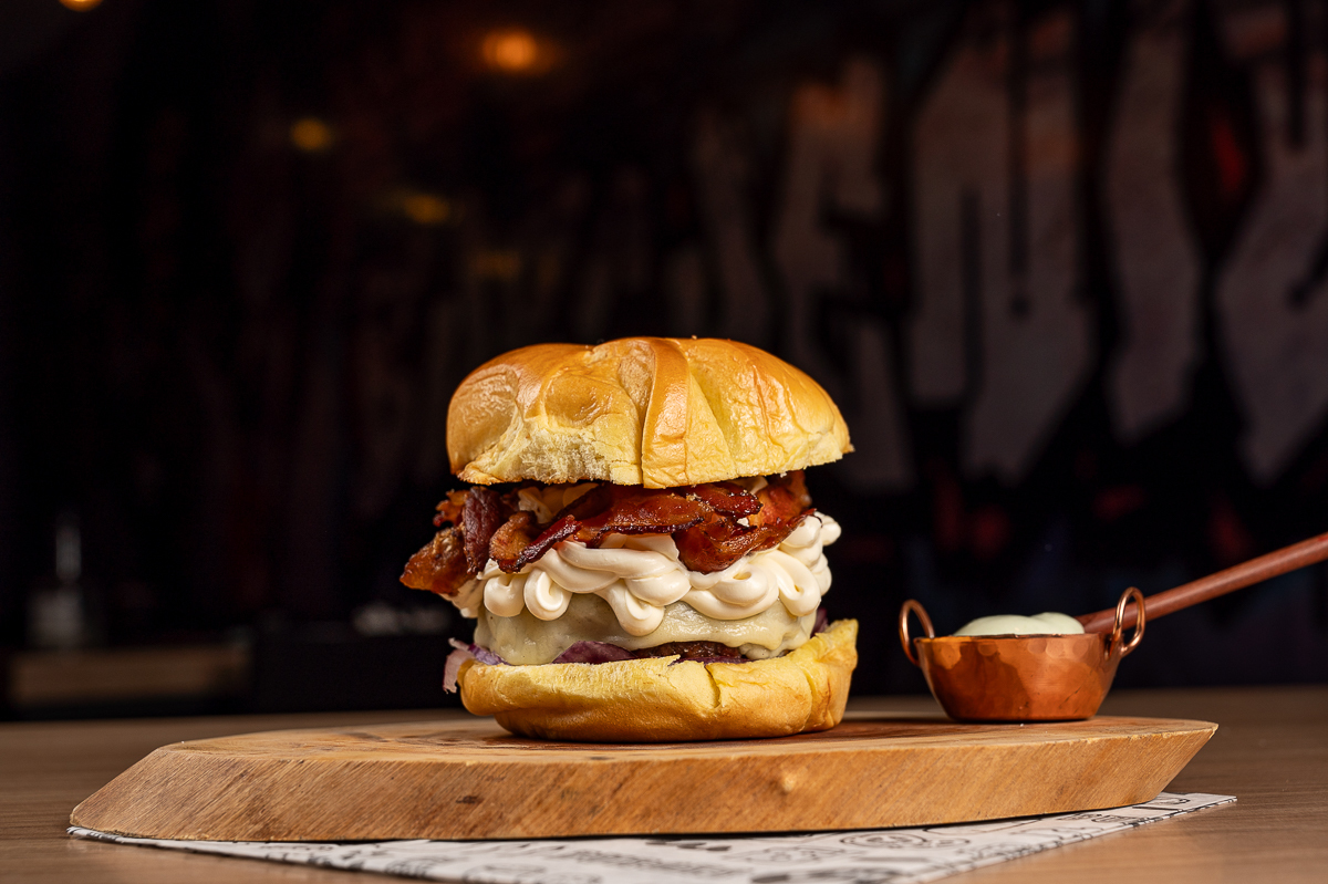 fotografa-de-alimentos-minas-gerais-melhor-fotografa-de-alimentos-food-style-mkt-restaurante-marketing-para-restaurante-foto-de-hamburgues-fotos-incriveis-de-hamburguer-artesanal-fotografo-em-barbacena-mg-estudio-de-fotografia-burguenil-isabela-lobato