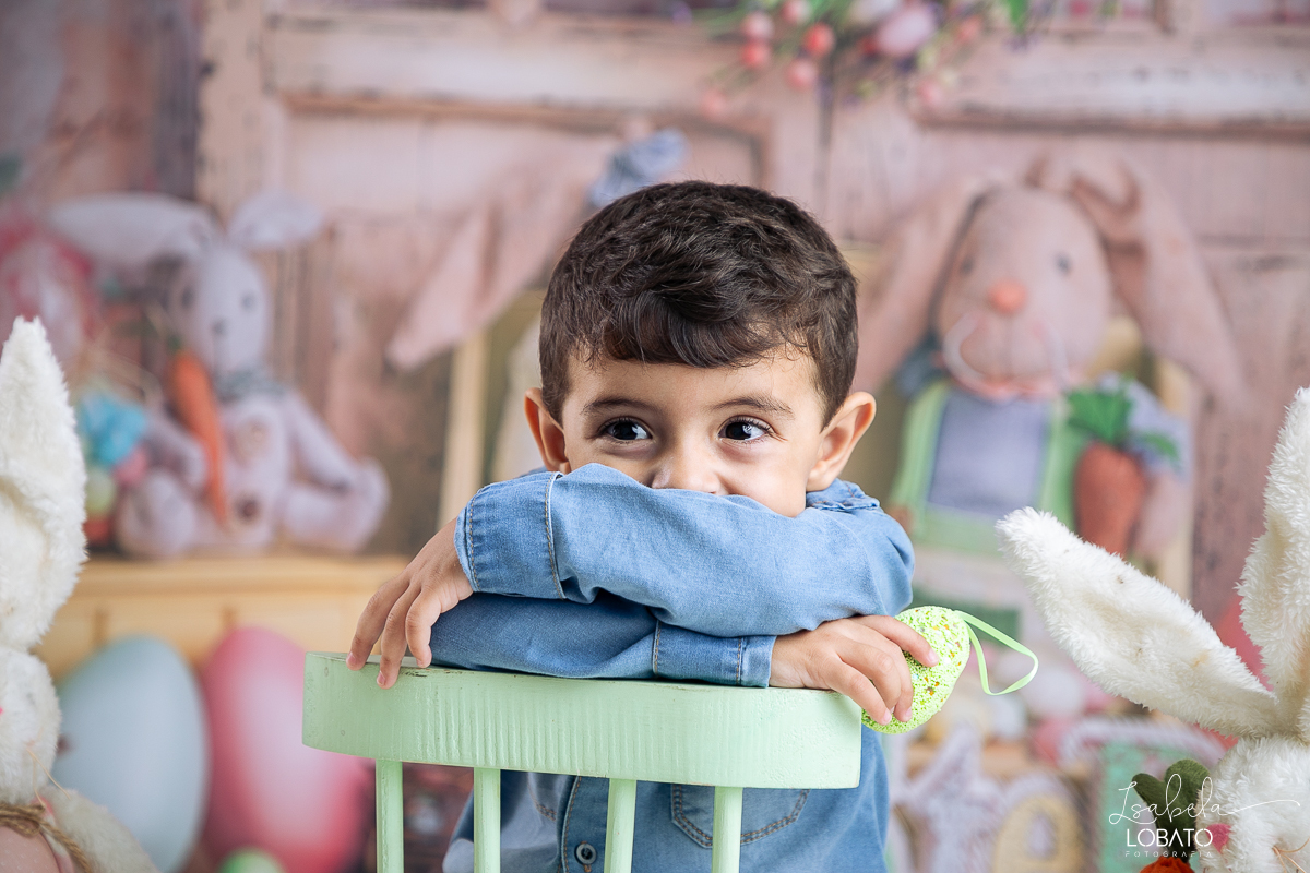 ensaio-de-pascoa-2024-fotos-de-pascoa-coelhinho-da-pascoa-ovos-de-pascoa-mini-sessao-fotografica-de-pascoa-estudio-fotografico-infantil-em-barbacena-isabela-lobato-fotografia-barbacena-mg