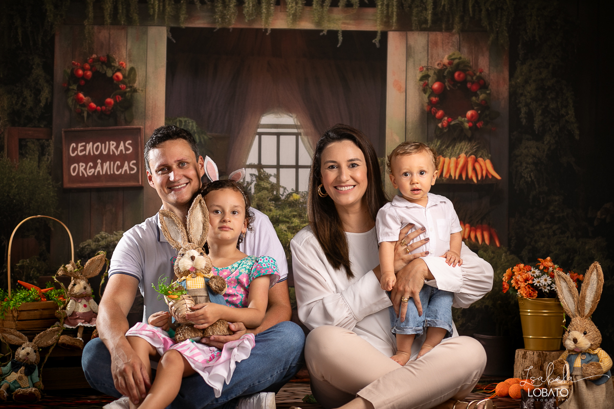 ensaio-de-pascoa-2024-fotos-de-pascoa-coelhinho-da-pascoa-ovos-de-pascoa-mini-sessao-fotografica-de-pascoa-orelha-de-coelho-cenario-fotografico-de-pascoa-estudio-fotografico-infantil-em-barbacena-isabela-lobato-fotografia-barbacena-mg