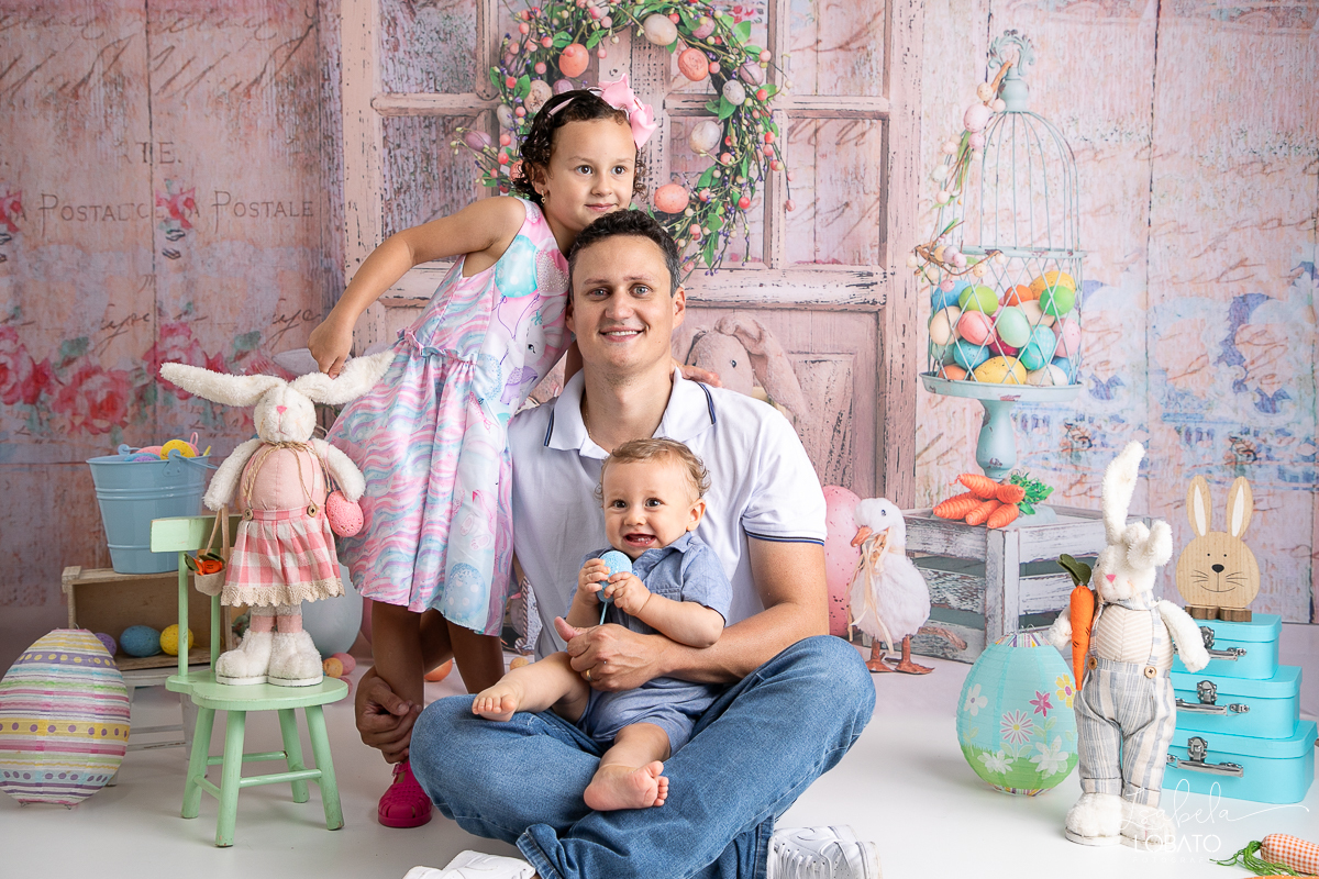 ensaio-de-pascoa-2024-fotos-de-pascoa-coelhinho-da-pascoa-ovos-de-pascoa-mini-sessao-fotografica-de-pascoa-orelha-de-coelho-cenario-fotografico-de-pascoa-estudio-fotografico-infantil-em-barbacena-isabela-lobato-fotografia-barbacena-mg