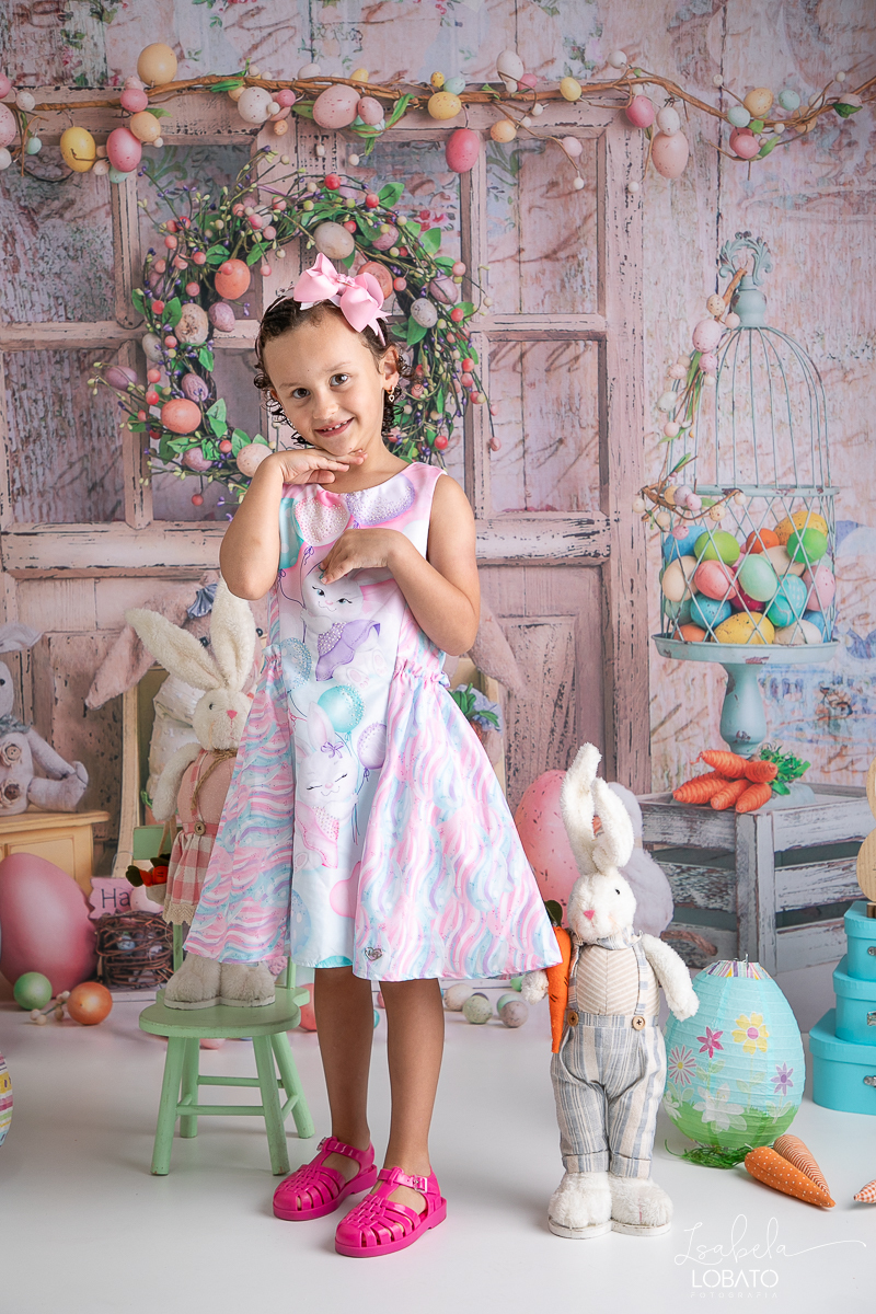 ensaio-de-pascoa-2024-fotos-de-pascoa-coelhinho-da-pascoa-ovos-de-pascoa-mini-sessao-fotografica-de-pascoa-orelha-de-coelho-cenario-fotografico-de-pascoa-estudio-fotografico-infantil-em-barbacena-isabela-lobato-fotografia-barbacena-mg