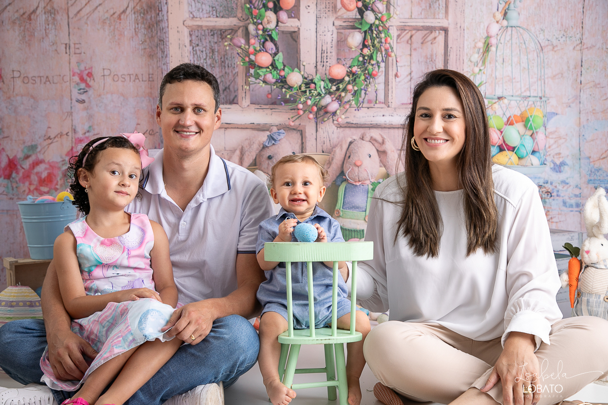 ensaio-de-pascoa-2024-fotos-de-pascoa-coelhinho-da-pascoa-ovos-de-pascoa-mini-sessao-fotografica-de-pascoa-orelha-de-coelho-cenario-fotografico-de-pascoa-estudio-fotografico-infantil-em-barbacena-isabela-lobato-fotografia-barbacena-mg