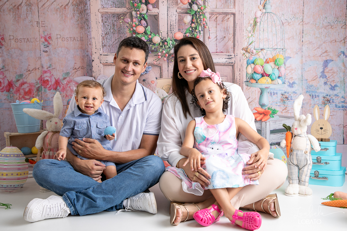 ensaio-de-pascoa-2024-fotos-de-pascoa-coelhinho-da-pascoa-ovos-de-pascoa-mini-sessao-fotografica-de-pascoa-orelha-de-coelho-cenario-fotografico-de-pascoa-estudio-fotografico-infantil-em-barbacena-isabela-lobato-fotografia-barbacena-mg