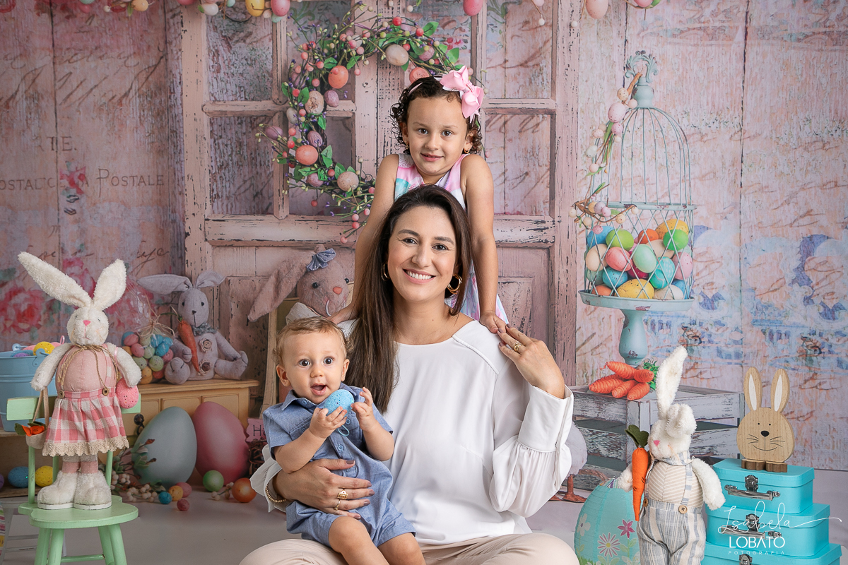 ensaio-de-pascoa-2024-fotos-de-pascoa-coelhinho-da-pascoa-ovos-de-pascoa-mini-sessao-fotografica-de-pascoa-orelha-de-coelho-cenario-fotografico-de-pascoa-estudio-fotografico-infantil-em-barbacena-isabela-lobato-fotografia-barbacena-mg