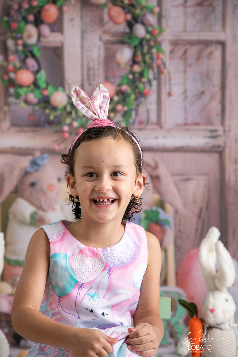 ensaio-de-pascoa-2024-fotos-de-pascoa-coelhinho-da-pascoa-ovos-de-pascoa-mini-sessao-fotografica-de-pascoa-orelha-de-coelho-cenario-fotografico-de-pascoa-estudio-fotografico-infantil-em-barbacena-isabela-lobato-fotografia-barbacena-mg